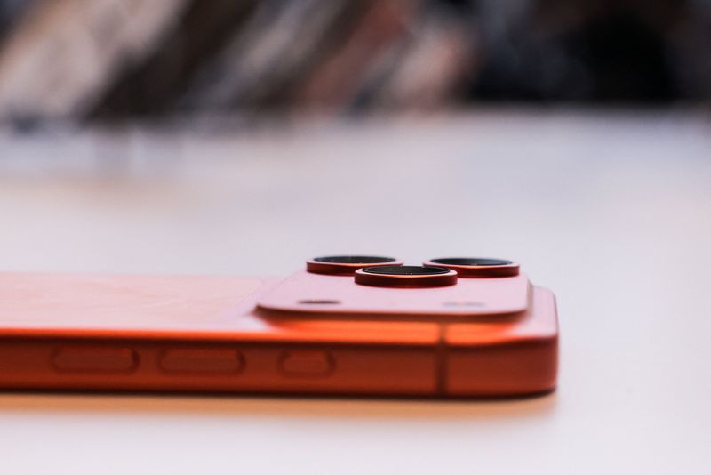 Foreign-branded phone shipments in China more than doubled on year in Nov, CAICT data shows