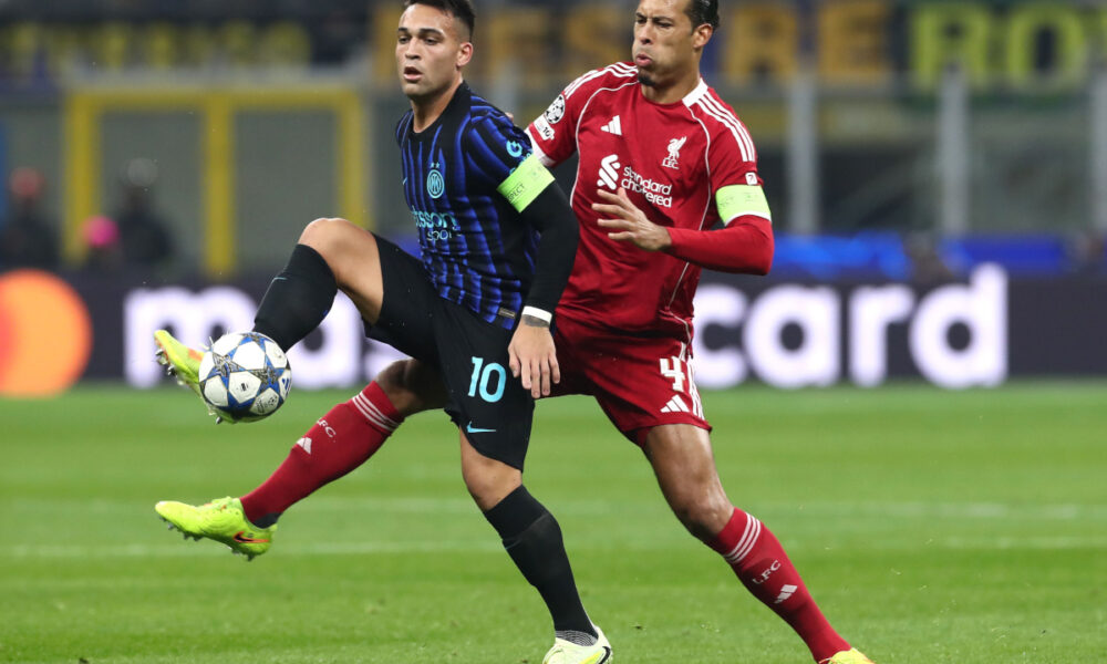 MILAN, ITALY - DECEMBER 09: Lautaro Martinez of FC Internazionale competes for the ball with Virgil van Dijk of Liverpool FC during the UEFA Champions League 2025/26 League Phase MD6 match between FC Internazionale Milano and Liverpool FC at Stadio San Siro on December 09, 2025 in Milan, Italy. (Photo by Marco Luzzani/Getty Images)