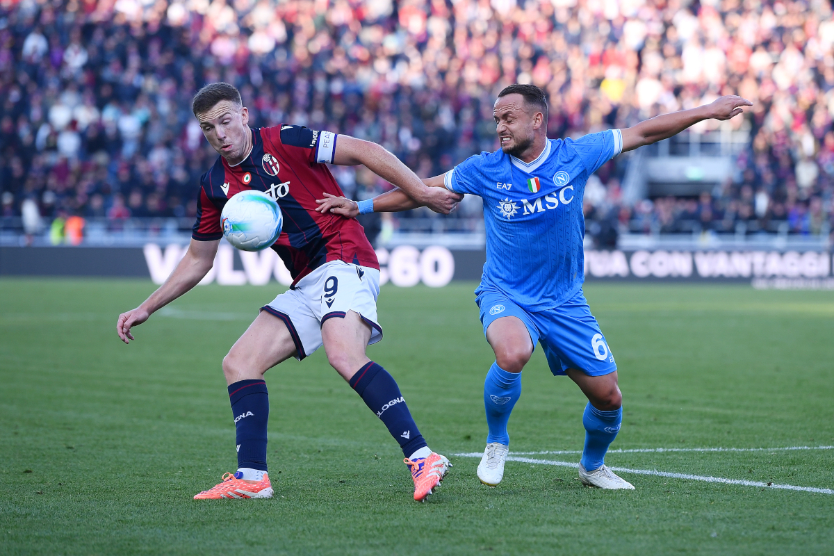 BOLOGNA, ITALY - NOVEMBER 09: Lewis Ferguson of Bologna FC 1909 battles for possession with Stanislav Lobotka of Napoli during the Serie A match between Bologna FC 1909 and SSC Napoli at Renato Dall