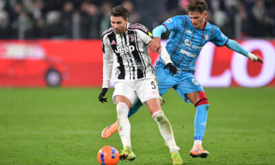 TURIN, ITALY - NOVEMBER 29: Manuel Locatelli of Juventus FC is challenged by Sebastiano Esposito of Cagliari Calcio during the Serie A match between Juventus FC and Cagliari Calcio at Allianz Stadium on November 29, 2025 in Turin, Italy. (Photo by Valerio Pennicino/Getty Images)
