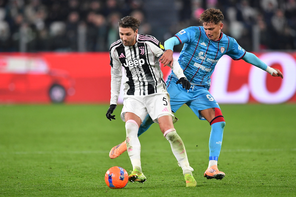 TURIN, ITALY - NOVEMBER 29: Manuel Locatelli of Juventus FC is challenged by Sebastiano Esposito of Cagliari Calcio during the Serie A match between Juventus FC and Cagliari Calcio at Allianz Stadium on November 29, 2025 in Turin, Italy. (Photo by Valerio Pennicino/Getty Images)