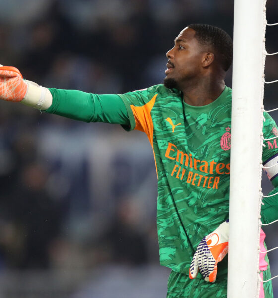 ROME, ITALY - DECEMBER 04: Mike Maignan of AC Milan gives the team instructions during the Coppa Italia Round of 16 match between SS Lazio and AC Milan at Olimpico Stadium on December 04, 2025 in Rome, Italy. (Photo by Paolo Bruno/Getty Images)