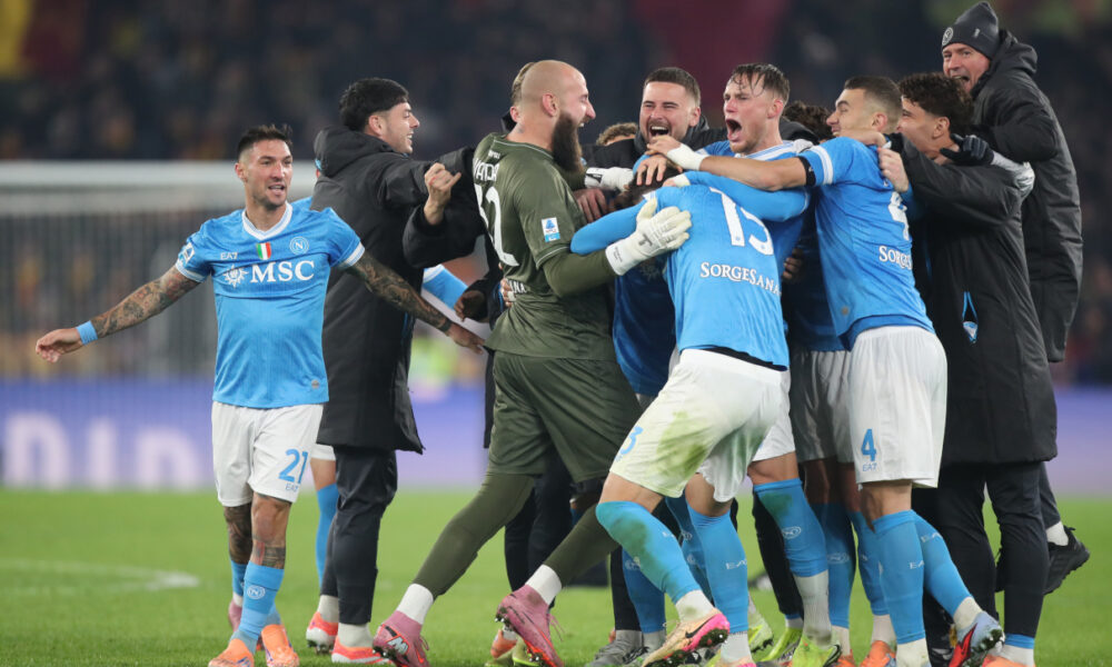ROME, ITALY - NOVEMBER 30: Players and staff of Napoli celebrates victory following the Serie A match between AS Roma and SSC Napoli at Stadio Olimpico on November 30, 2025 in Rome, Italy. (Photo by Paolo Bruno/Getty Images)