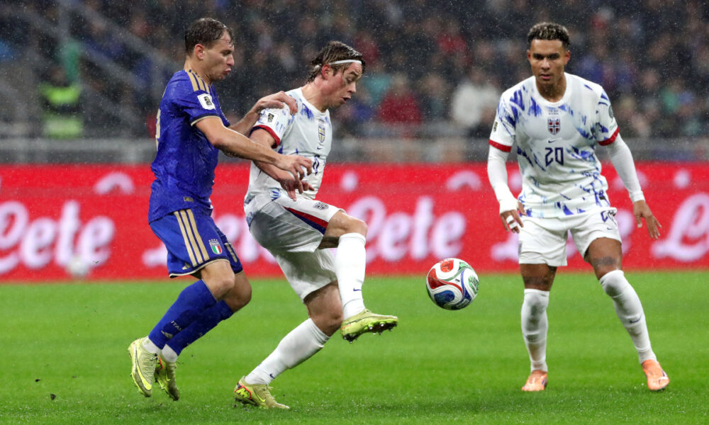 MILAN, ITALY - NOVEMBER 16: Patrick Berg of Norway is challenged by Nicolo Barella of Italy during the FIFA World Cup 2026 qualifier match between Italy and Norway at San Siro Stadium on November 16, 2025 in Milan, Italy. (Photo by Marco Luzzani/Getty Images)