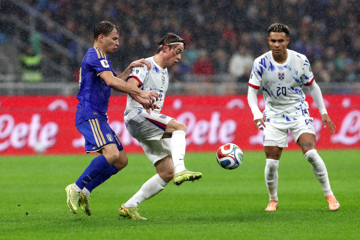MILAN, ITALY - NOVEMBER 16: Patrick Berg of Norway is challenged by Nicolo Barella of Italy during the FIFA World Cup 2026 qualifier match between Italy and Norway at San Siro Stadium on November 16, 2025 in Milan, Italy. (Photo by Marco Luzzani/Getty Images)