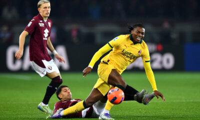 TURIN, ITALY - DECEMBER 08: Rafael Leao of AC Milan is challenged by Guillermo Maripan of Torino during the Serie A match between Torino FC and AC Milan at Stadio Olimpico di Torino on December 08, 2025 in Turin, Italy. (Photo by Valerio Pennicino/Getty Images)