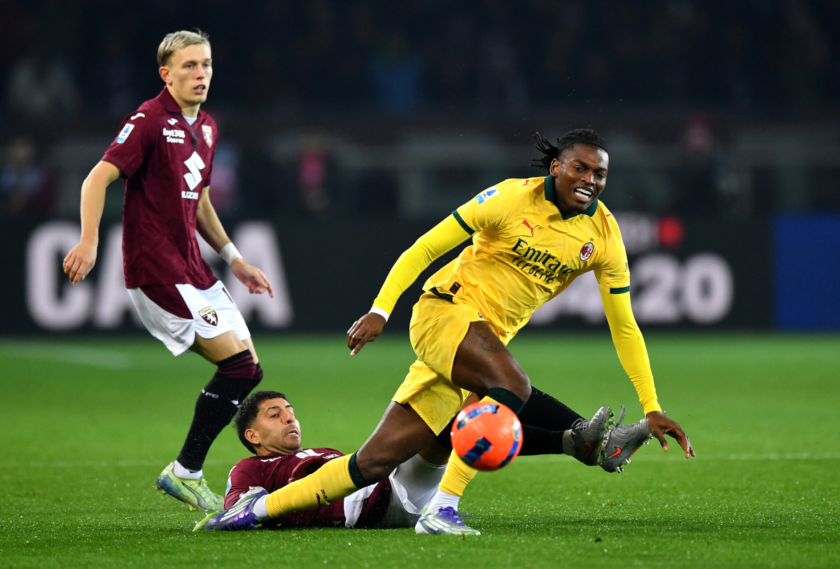 TURIN, ITALY - DECEMBER 08: Rafael Leao of AC Milan is challenged by Guillermo Maripan of Torino during the Serie A match between Torino FC and AC Milan at Stadio Olimpico di Torino on December 08, 2025 in Turin, Italy. (Photo by Valerio Pennicino/Getty Images)