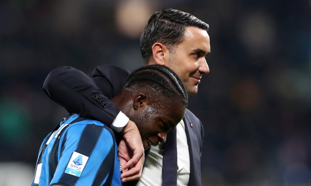 BERGAMO, ITALY - NOVEMBER 30: Raffaele Palladino, Head Coach of Atalanta BC embraces with Kamaldeen Sulemana of Atalanta BC following the team