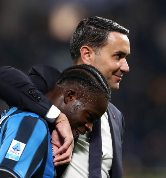 BERGAMO, ITALY - NOVEMBER 30: Raffaele Palladino, Head Coach of Atalanta BC embraces with Kamaldeen Sulemana of Atalanta BC following the team
