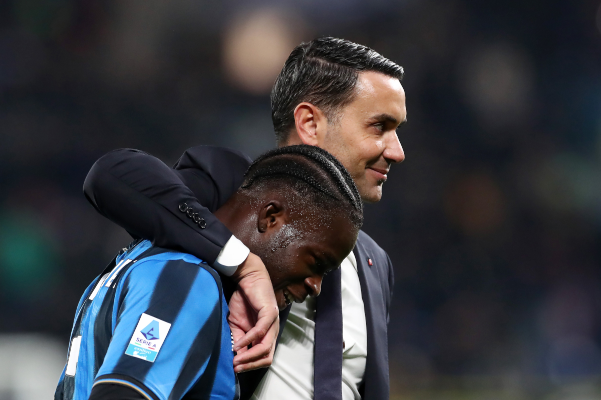 BERGAMO, ITALY - NOVEMBER 30: Raffaele Palladino, Head Coach of Atalanta BC embraces with Kamaldeen Sulemana of Atalanta BC following the team