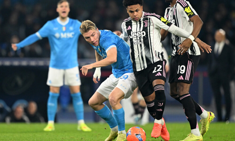 NAPLES, ITALY - DECEMBER 07: Rasmus Hojlund of SSC Napoli battles for possession with Weston McKennie of Juventus during the Serie A match between SSC Napoli and Juventus FC at Stadio Diego Armando Maradona on December 07, 2025 in Naples, Italy. (Photo by Francesco Pecoraro/Getty Images)
