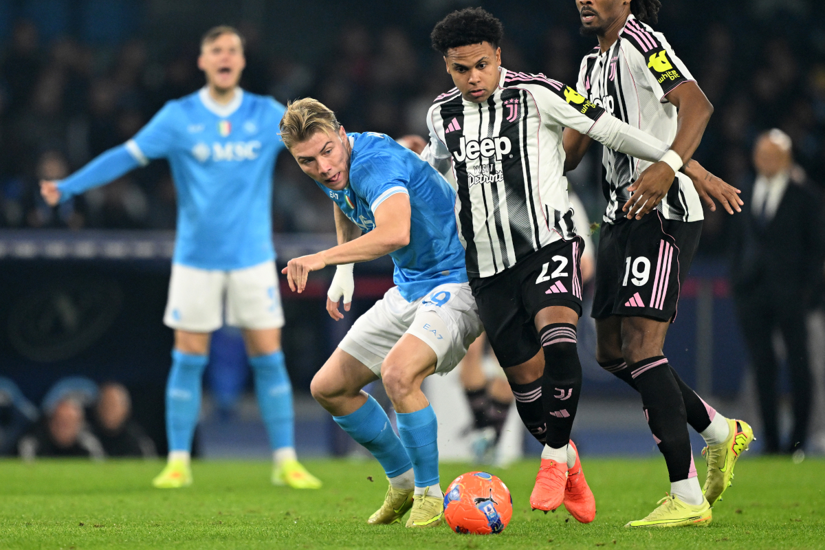 NAPLES, ITALY - DECEMBER 07: Rasmus Hojlund of SSC Napoli battles for possession with Weston McKennie of Juventus during the Serie A match between SSC Napoli and Juventus FC at Stadio Diego Armando Maradona on December 07, 2025 in Naples, Italy. (Photo by Francesco Pecoraro/Getty Images)