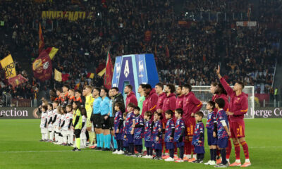 ROME, ITALY - DECEMBER 15: Como 1907 and AS Roma players line up on the pitch prior to the Serie A match between AS Roma and Como 1907 at Stadio Olimpico on December 15, 2025 in Rome, Italy. (Photo by Paolo Bruno/Getty Images)