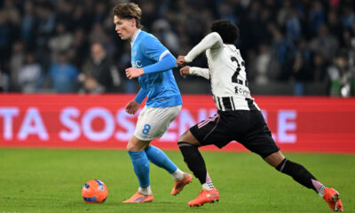 NAPLES, ITALY - DECEMBER 07: Scott McTominay of SSC Napoli on the ball whilst under pressure from Weston McKennie of Juventus during the Serie A match between SSC Napoli and Juventus FC at Stadio Diego Armando Maradona on December 07, 2025 in Naples, Italy. (Photo by Francesco Pecoraro/Getty Images)