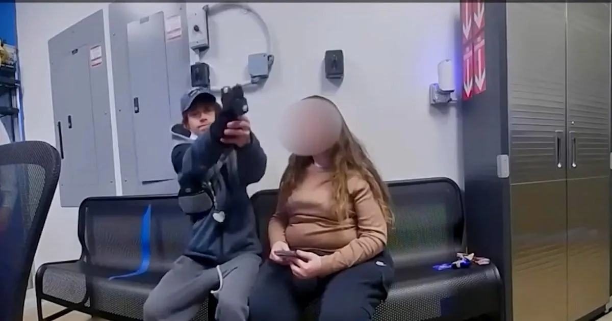 Moment shoplifter suspect suddenly reaches for a gun and opens fire | News US