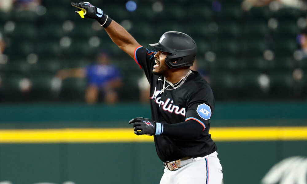 Marlins Re-Sign Brian Navarreto To Minor League Deal