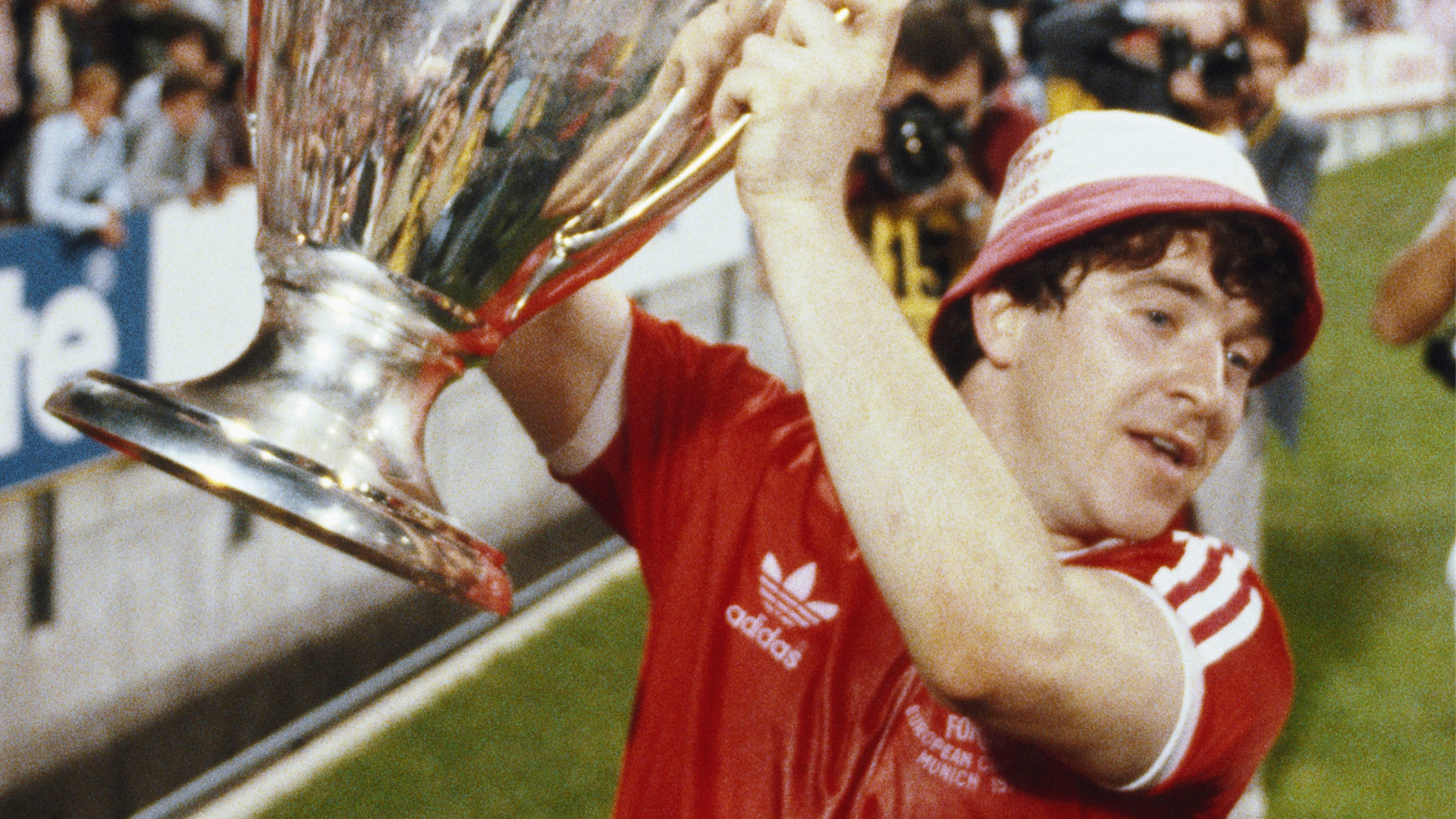 Scotland legend John Robertson dies as tributes pour in for Nottingham Forest hero who became Celtic coach with O'Neill