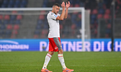BOLOGNA, ITALY - DECEMBER 01: Jamie Vardy of Cremonese acknowledges the fans as he leaves the pitch after being substituted during the Serie A match between Bologna FC 1909 and US Cremonese at Renato Dall