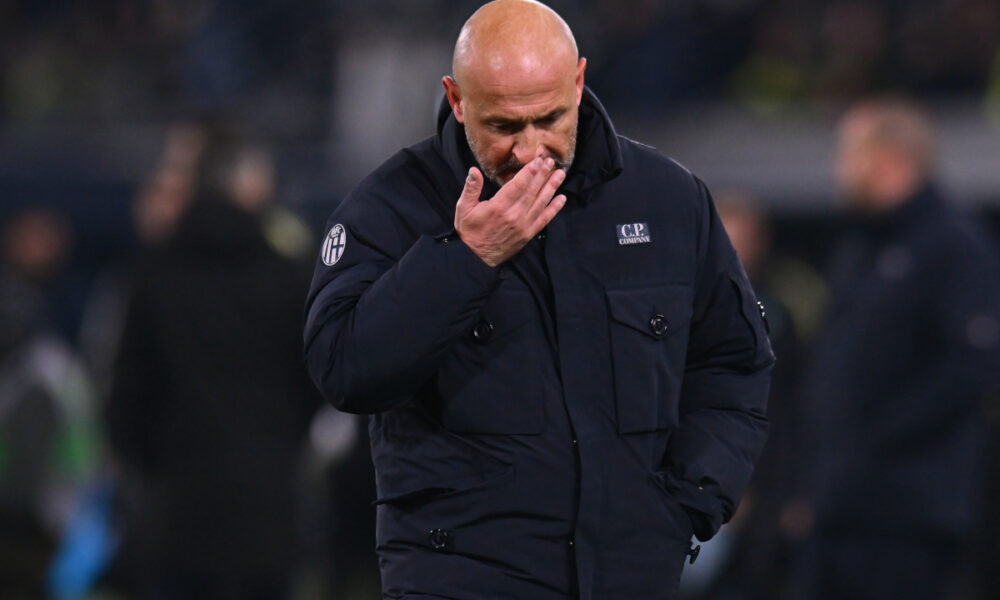 BOLOGNA, ITALY - DECEMBER 14: Vincenzo Italiano, Head Coach of Bologna, reacts as he leaves the dugout at half-time during the Serie A match between Bologna FC 1909 and Juventus FC at Renato Dall