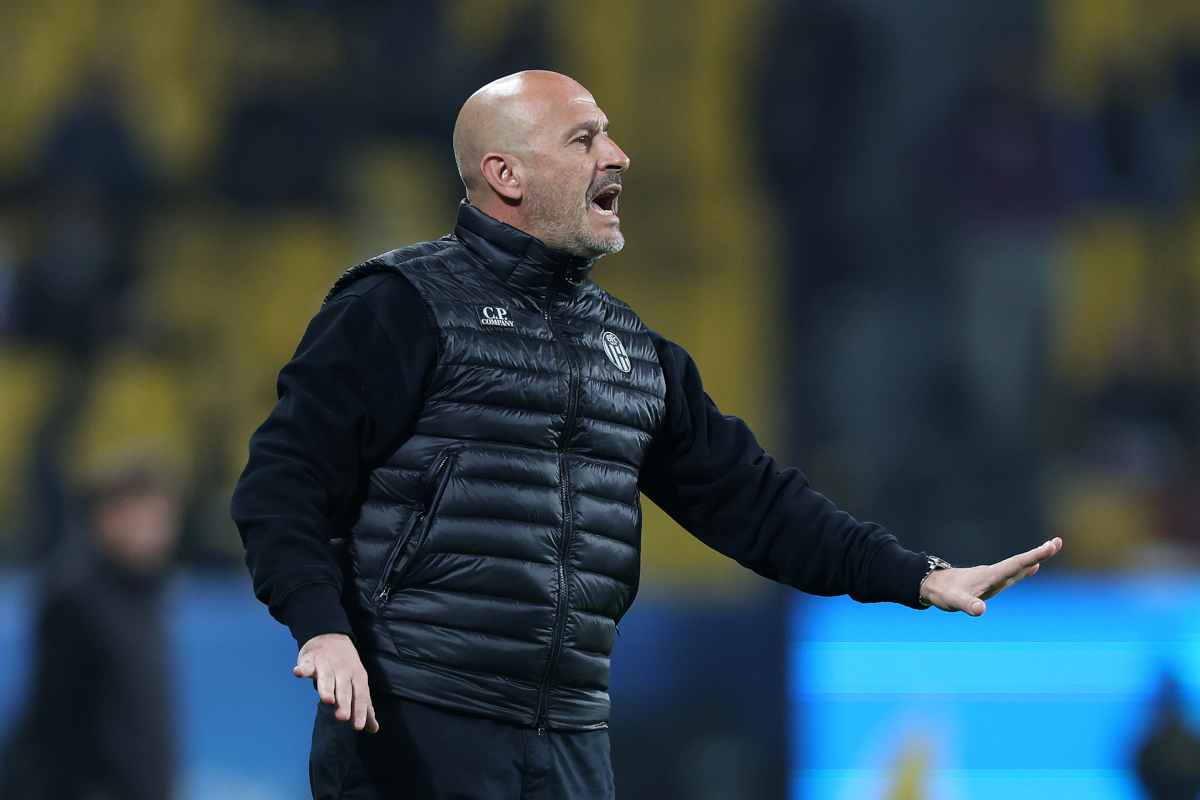 RIYADH, SAUDI ARABIA - DECEMBER 22: Vincenzo Italiano, Head Coach of Bologna, reacts during the Supercoppa Italiana Final between SSC Napoli and Bologna FC 1909 at King Saud University Stadium on December 22, 2025 in Riyadh, Saudi Arabia. (Photo by Abdullah Ahmed/Getty Images)