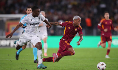 ROME, ITALY - OCTOBER 23: Wesley Franca of AS Roma is challenged by Prince Kwabena Adu of Viktoria Plzen during the UEFA Europa League 2025/26 League Phase MD3 match between AS Roma and FC Viktoria Plzen at Stadio Olimpico on October 23, 2025 in Rome, Italy. (Photo by Paolo Bruno/Getty Images)