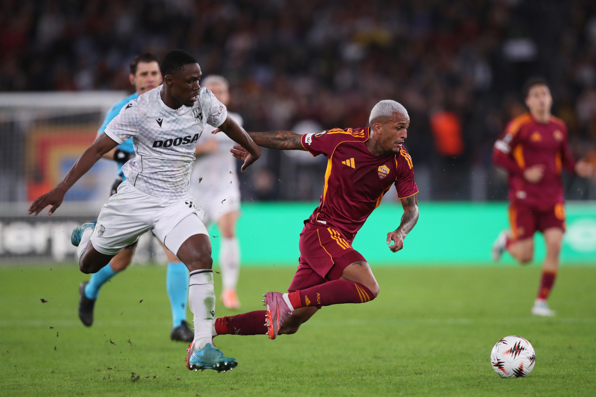ROME, ITALY - OCTOBER 23: Wesley Franca of AS Roma is challenged by Prince Kwabena Adu of Viktoria Plzen during the UEFA Europa League 2025/26 League Phase MD3 match between AS Roma and FC Viktoria Plzen at Stadio Olimpico on October 23, 2025 in Rome, Italy. (Photo by Paolo Bruno/Getty Images)