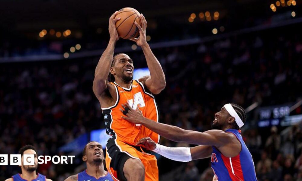 Kawhi Leonard takes a shot against the Detroit Pistons