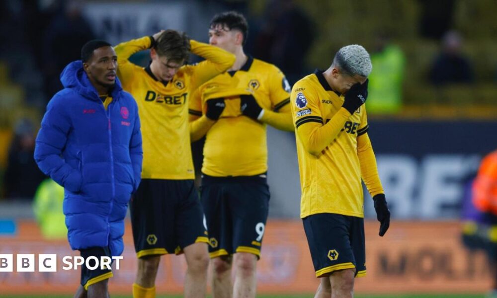Wolves players look forlorn on the pitch