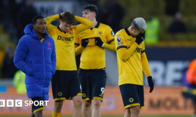 Wolves players look forlorn on the pitch