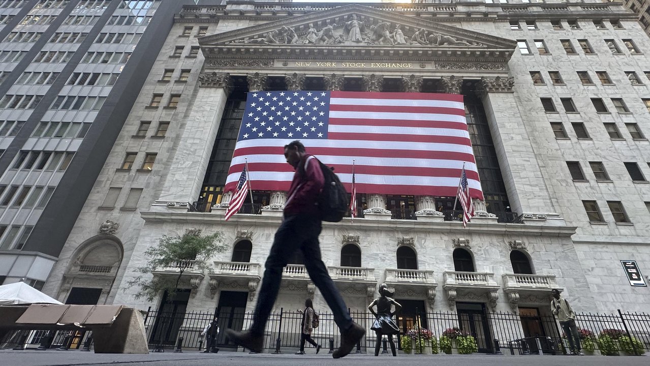 Wall Street hits record highs, Oracle shares tumble