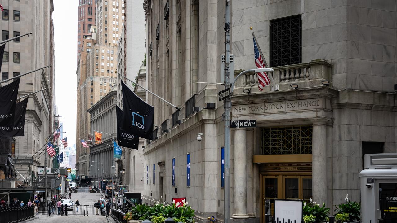 Wall St lower, fears of inflation send investors away