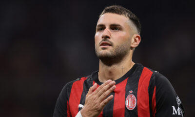 MILAN, ITALY - SEPTEMBER 23: Santiago Gimenez of AC Milan celebrates after scoring to give the side a 1-0 lead during the Coppa Italia Frecciarossa Round of 16 match between AC Milan and US Lecce at Giuseppe Meazza Stadium on September 23, 2025 in Milan, Italy. (Photo by Jonathan Moscrop/Getty Images)