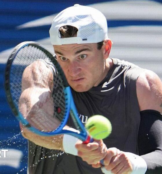 Jack Draper playing a shot