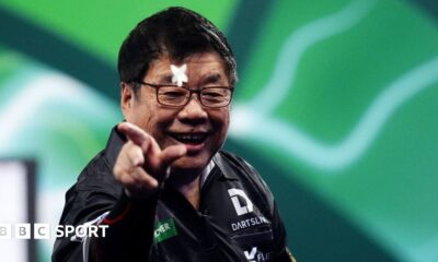 Paul Lim throws a dart