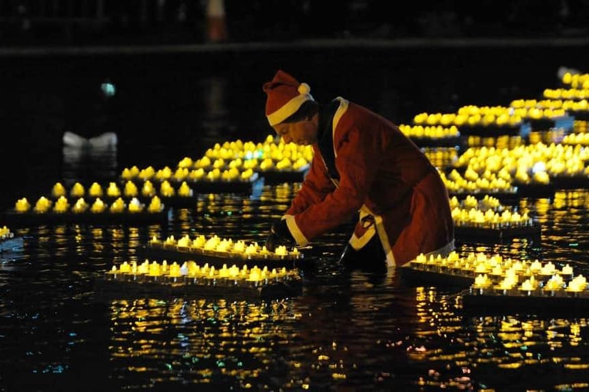 Touching Rowans Hospice 'Lake of Lights' service returns to Canoe Lake in a gorgeous act of remembrance