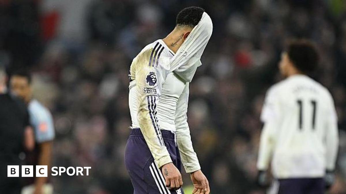 Dejected Man Utd player