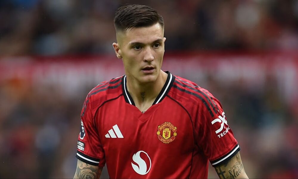 Man Utd pursuing "one of Europe's most in-form STs"