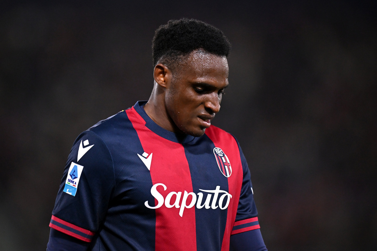 BOLOGNA, ITALY - SEPTEMBER 28: Jhon Lucumi of Bologna reacts after receiving a red card during the Serie A match between Bologna and Atalanta at Stadio Renato Dall
