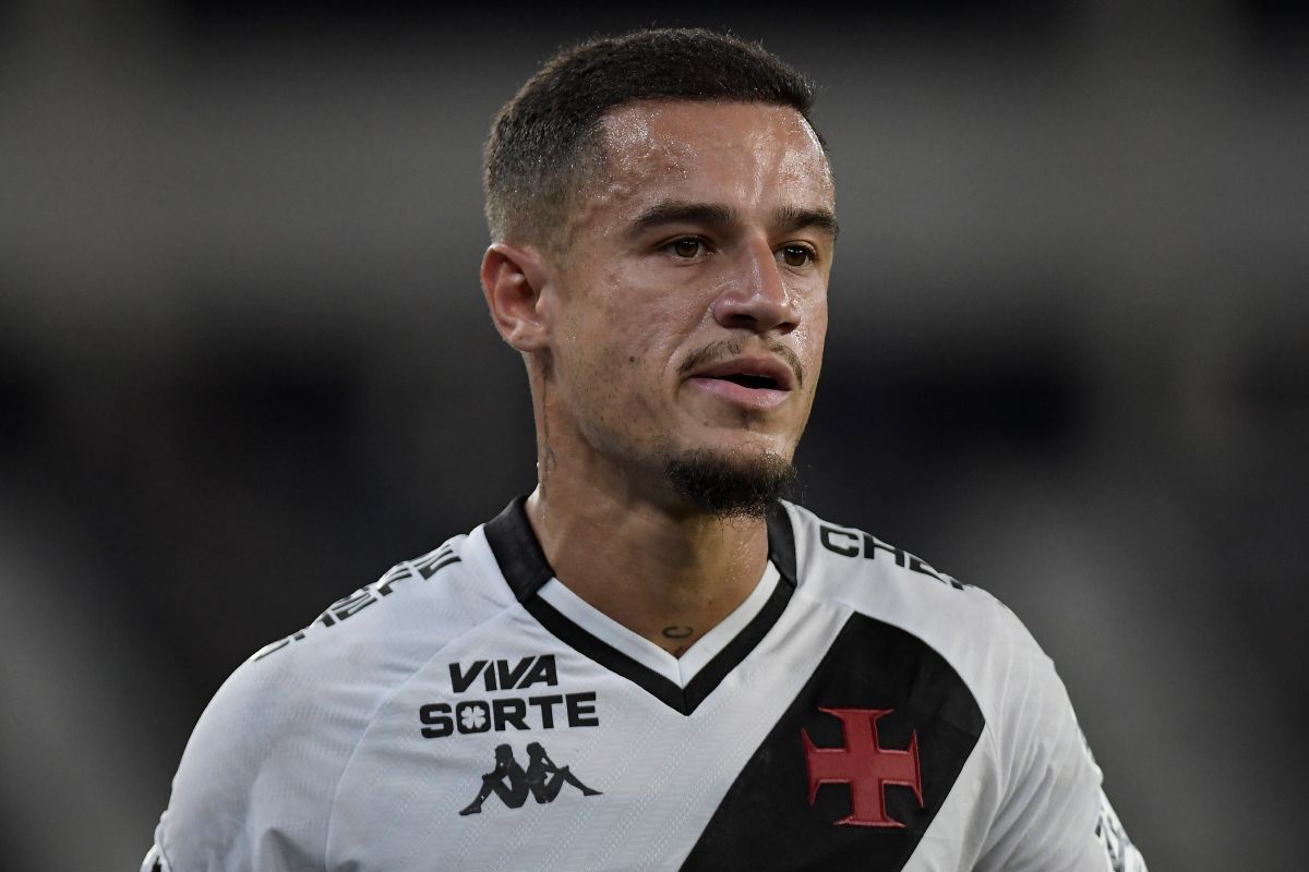 RIO DE JANEIRO, BRAZIL - NOVEMBER 5: Philippe Coutinho of Vasco da Gama looks on during the match between Botafogo and Vasco da Gama as part of Brasileirao 2025 at Estadio Olímpico Nilton Santos on November 5, 2025 in Rio de Janeiro, Brazil. (Photo by Dhavid Normando/Getty Images)