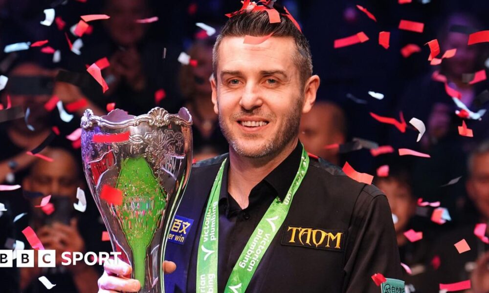 Mark Selby holds trophy