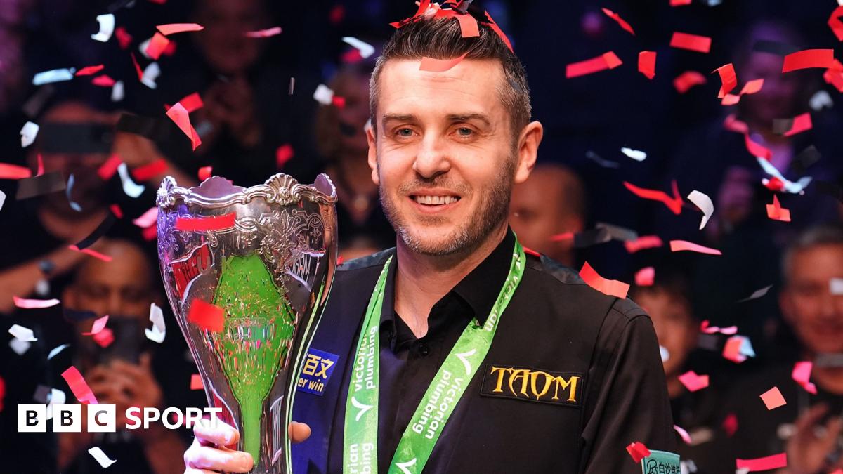 Mark Selby holds trophy
