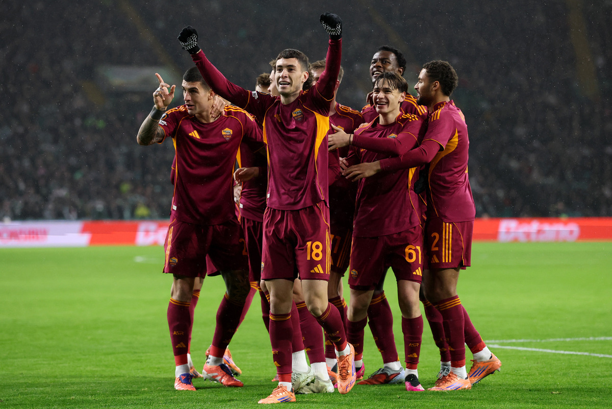 GLASGOW, SCOTLAND - DECEMBER 11: Matias Soule of AS Roma celebrates with teammates, after Liam Scales of Celtic (not pictured) concedes an own goal resulting in the first goal for AS Roma, during the UEFA Europa League 2025/26 League Phase MD6 match between Celtic FC and AS Roma at Celtic Park on December 11, 2025 in Glasgow, Scotland. (Photo by Ian MacNicol/Getty Images)