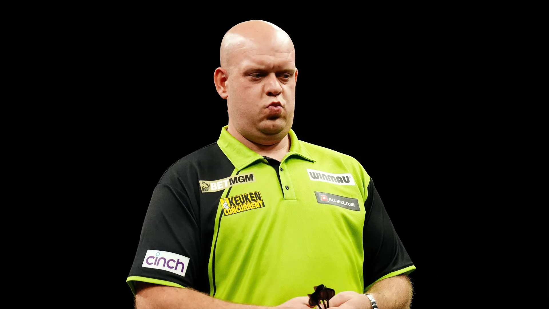 Michael van Gerwen bravely carrying on at World Darts Championship despite father's harrowing cancer battle