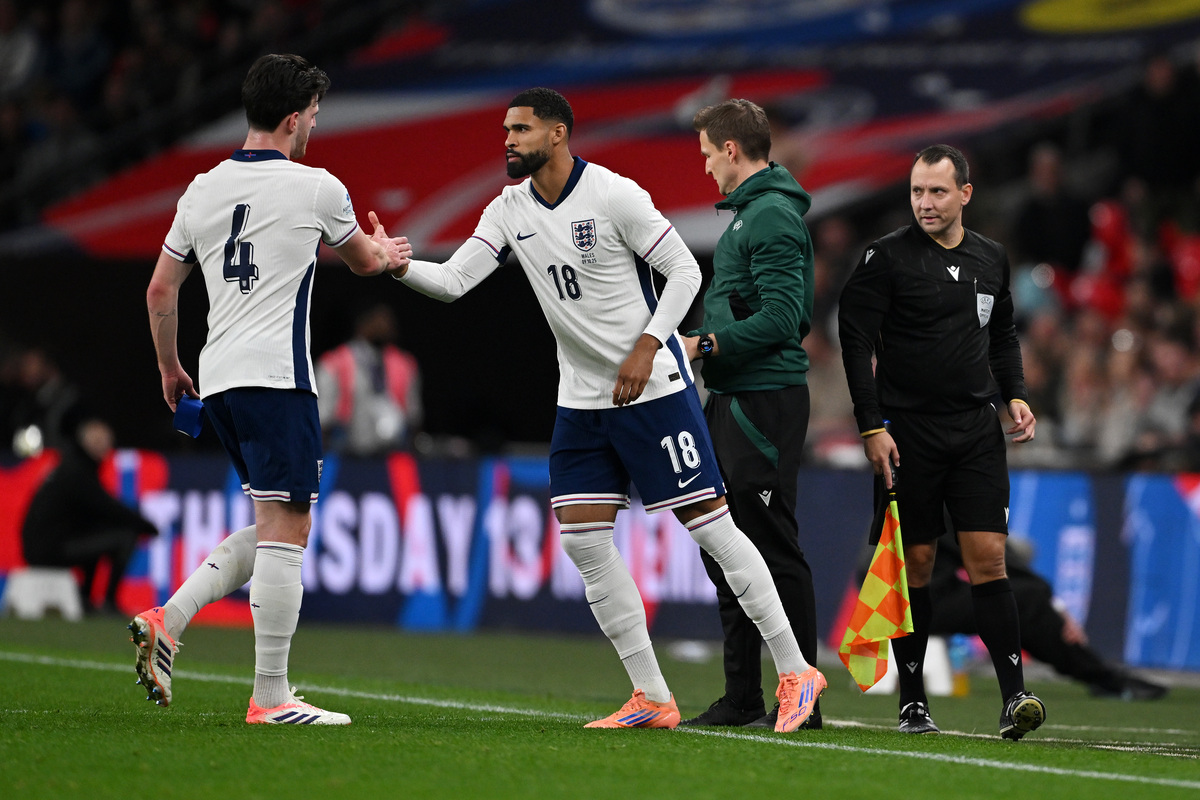 LONDON, ENGLAND - OCTOBER 09: Ruben Loftus-Cheek of England shakes hands with Declan Rice of England as a he comes on as a substitute during the International Friendly between England and Wales at Wembley Stadium on October 09, 2025 in London, England. (Photo by Mike Hewitt/Getty Images)