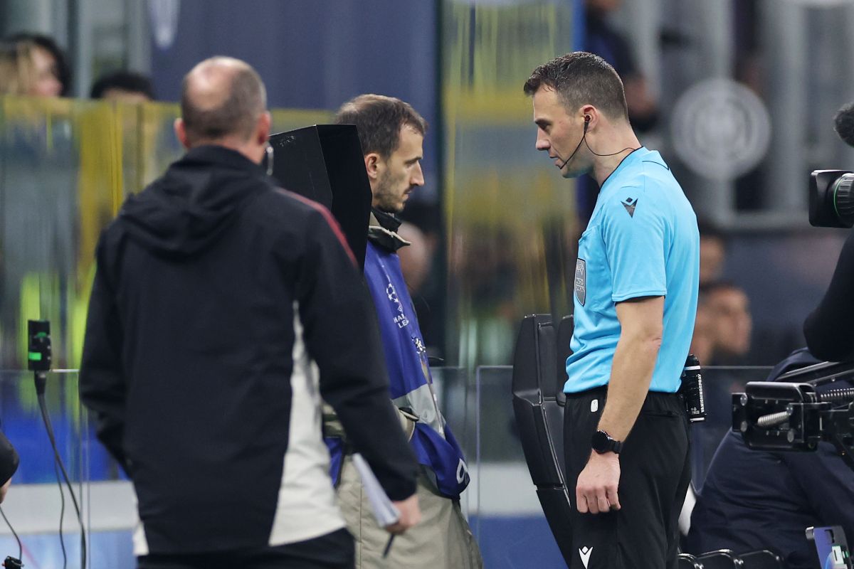 MILAN, ITALY - DECEMBER 09: Referee Felix Zwayer, consults the VAR screen before declaring the goal scored by Ibrahima Konate of Liverpool (not pictured) disallowed for a handball during the UEFA Champions League 2025/26 League Phase MD6 match between FC Internazionale Milano and Liverpool FC at Stadio San Siro on December 09, 2025 in Milan, Italy. (Photo by Justin Setterfield/Getty Images)