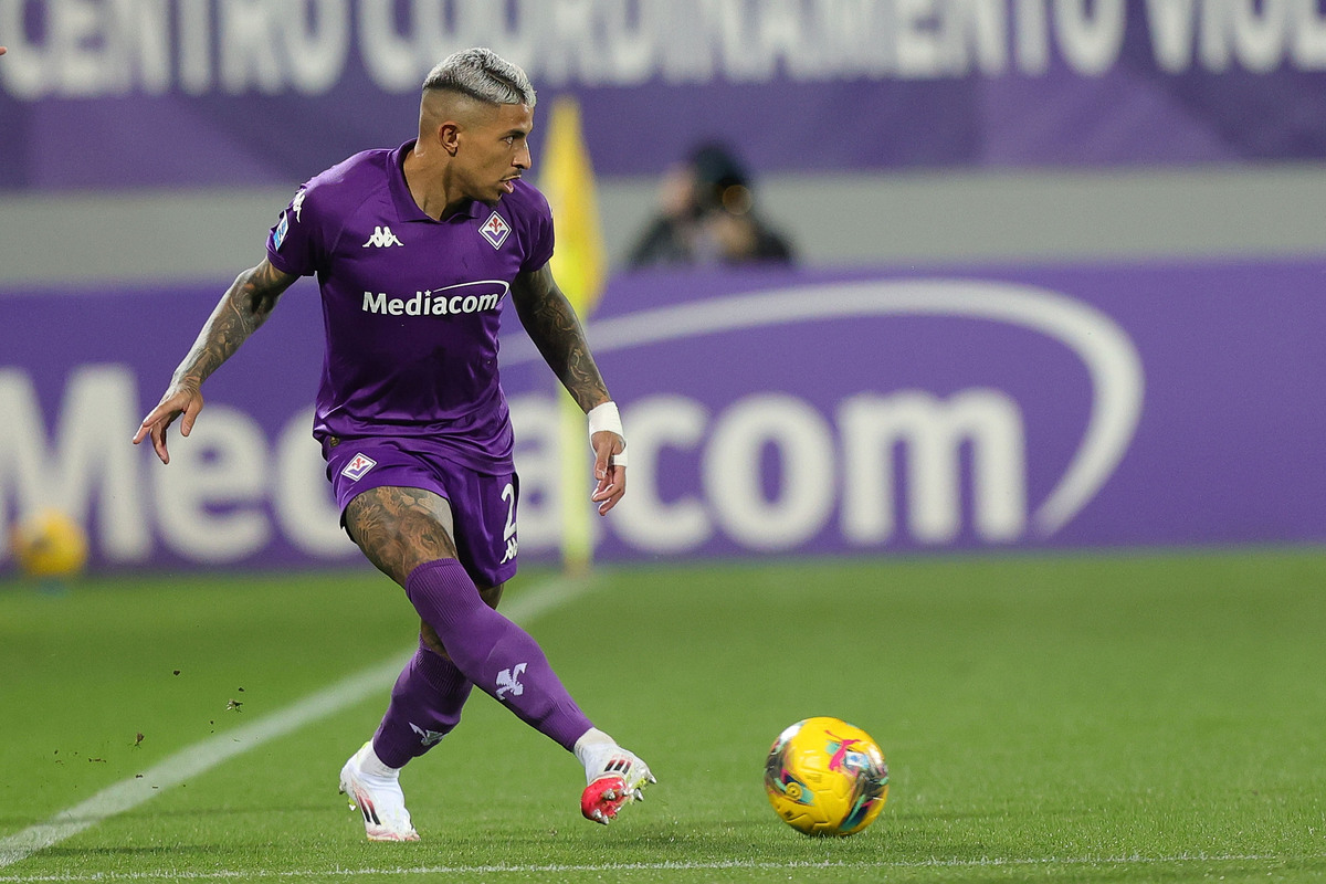 FLORENCE, ITALY - FEBRUARY 28: Domilson Cordeiro dos Santos known as Dodo of ACF Fiorentina in action during the Serie A match between Fiorentina and Lecce at Stadio Artemio Franchi on February 28, 2025 in Florence, Italy. (Photo by Gabriele Maltinti/Getty Images)