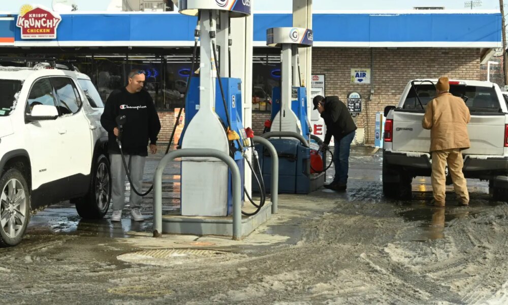 Gas prices drop to $2.79 nationwide for Christmas holiday