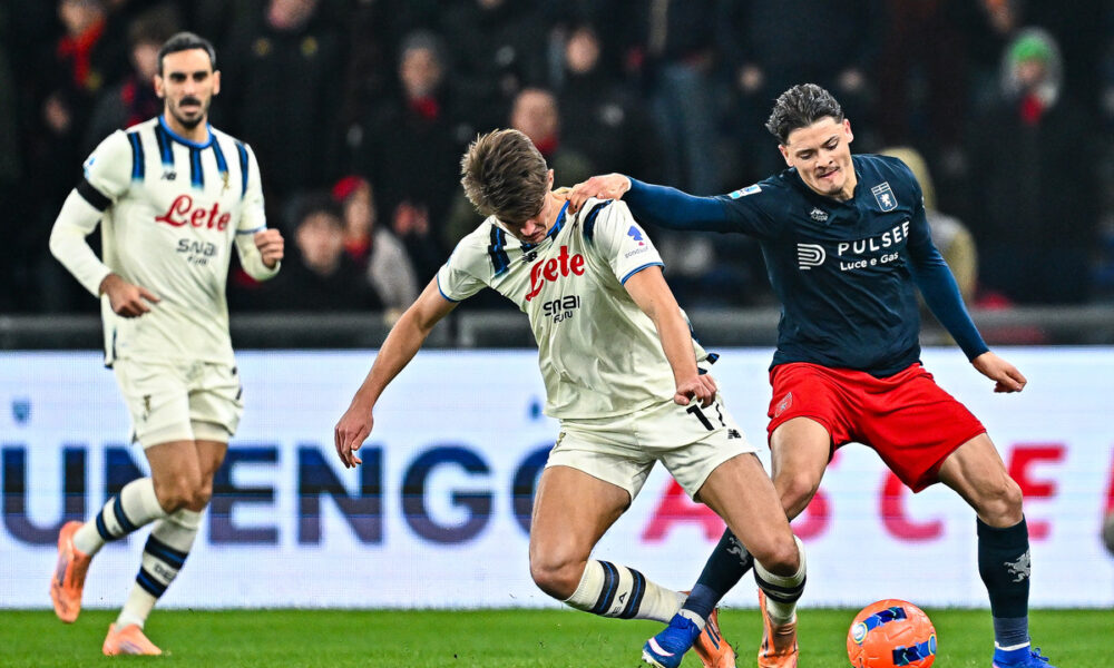 GENOA, ITALY - DECEMBER 21: Charles De Ketelaere of Atalanta (center) and Vitor Vitinha of Genoa vie for the ball during the Serie A match between Genoa CFC and Atalanta BC at Luigi Ferraris Stadium on December 21, 2025 in Genoa, Italy. (Photo by Simone Arveda/Getty Images)