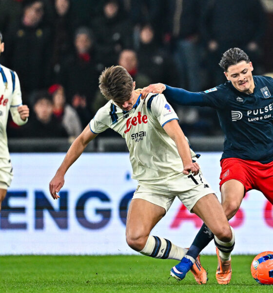 GENOA, ITALY - DECEMBER 21: Charles De Ketelaere of Atalanta (center) and Vitor Vitinha of Genoa vie for the ball during the Serie A match between Genoa CFC and Atalanta BC at Luigi Ferraris Stadium on December 21, 2025 in Genoa, Italy. (Photo by Simone Arveda/Getty Images)