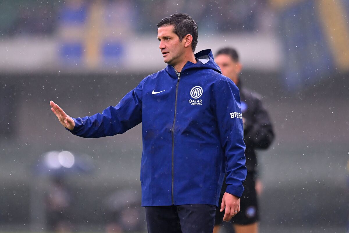 VERONA, ITALY - NOVEMBER 02: Cristian Chivu head coach of FC Internazionale during the Serie A match between Hellas Verona FC and FC Internazionale at Stadio Marcantonio Bentegodi on November 02, 2025 in Verona, Italy. (Photo by Alessandro Sabattini/Getty Images)